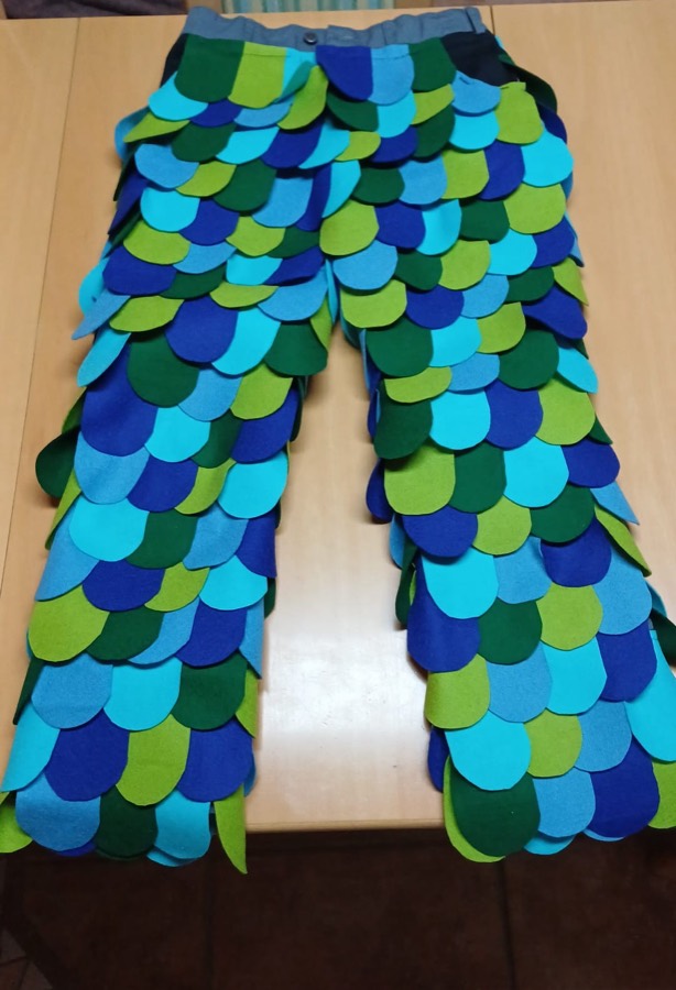 Häs-Hose, dicht mit blauen und grünen Filzschuppen benäht